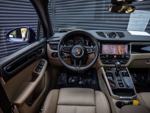 Certified 2026 Porsche Macan AWD/4WD image 12