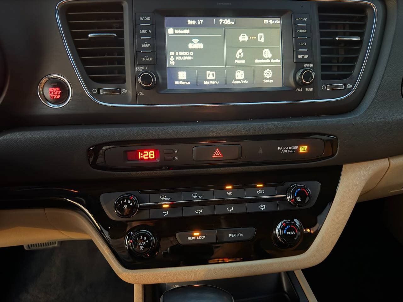 Used 2018 Kia Sedona LX FWD image 23