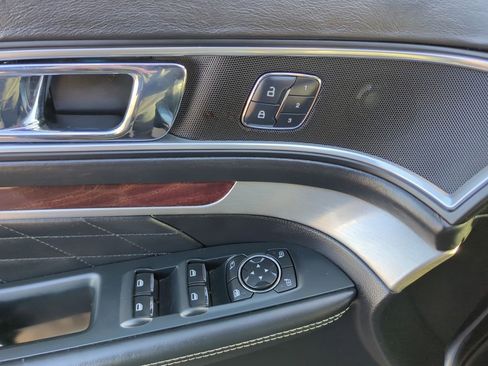 Used 2018 Ford Explorer Platinum image 38
