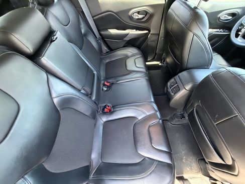 Used 2019 Jeep Cherokee Latitude Plus AWD/4WD image 11