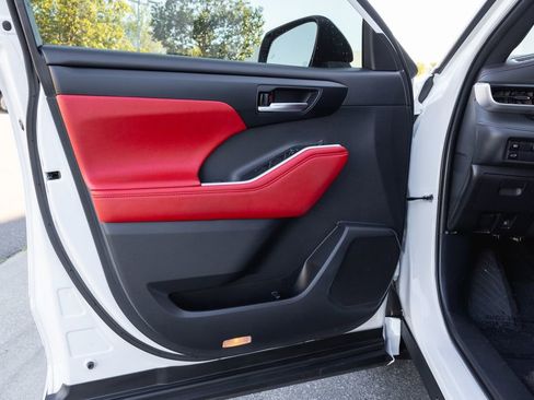 Certified 2024 Toyota Highlander XSE image 24