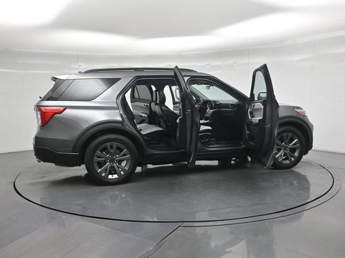Certified 2021 Ford Explorer XLT w/ Equipment Group 202A RWD image 4