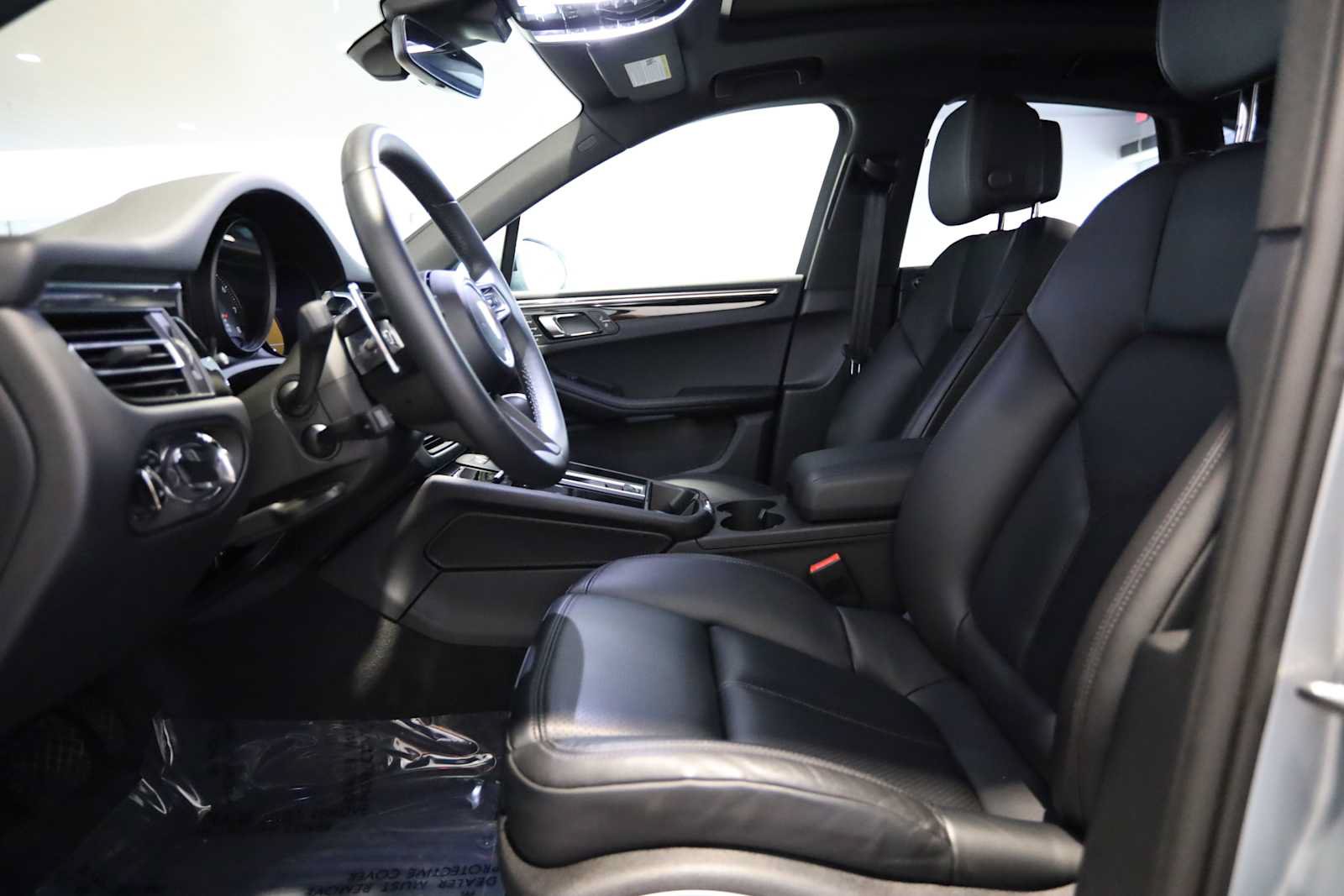 Used 2025 Porsche Macan AWD/4WD image 23