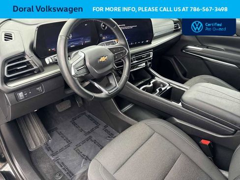 Used 2025 Chevrolet Traverse LT image 13