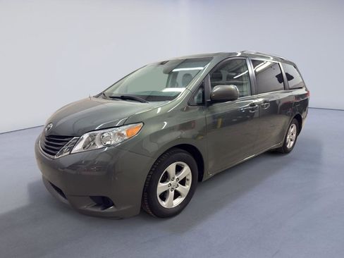 Used 2014 Toyota Sienna LE image 3