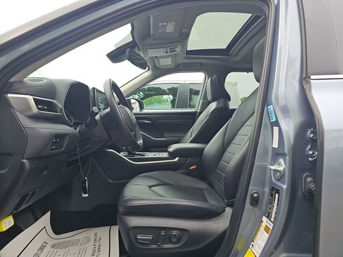 Used 2024 Toyota Highlander XLE AWD/4WD image 3