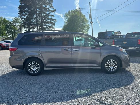 Used 2020 Toyota Sienna XLE Premium FWD image 6