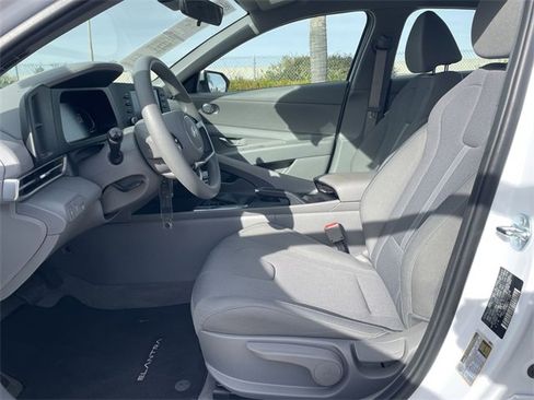 Used 2025 Hyundai Elantra SE image 17