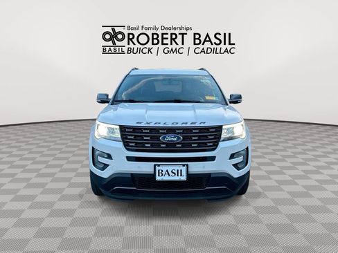 Used 2017 Ford Explorer XLT w/ Equipment Group 202A AWD/4WD image 3