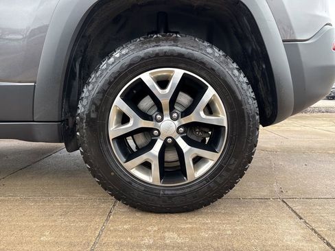 Used 2018 Jeep Cherokee Trailhawk w/ Cold Weather Group image 40