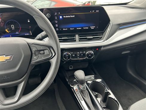Used 2025 Chevrolet Trax LT image 17