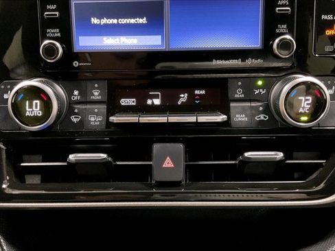 Used 2022 Toyota Highlander XLE AWD/4WD image 33
