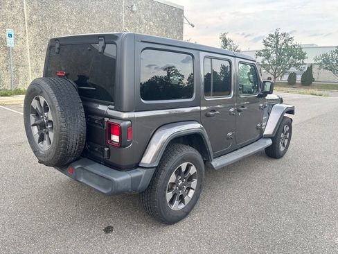 Used 2018 Jeep Wrangler Unlimited Sahara AWD/4WD image 7