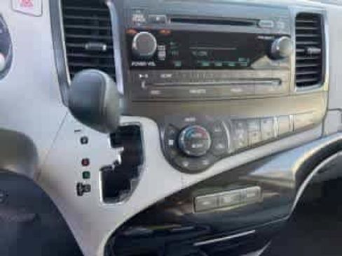 Used 2013 Toyota Sienna LE w/ Towing Pkg image 15