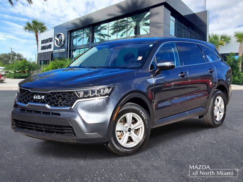 Used 2023 Kia Sorento LX image 1