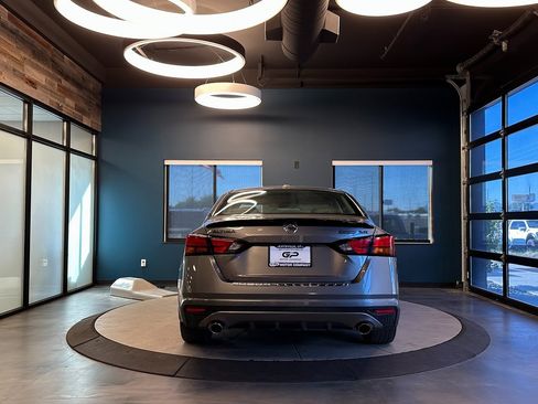 Used 2022 Nissan Altima 2.5 SR w/ Midnight Edition Package image 4