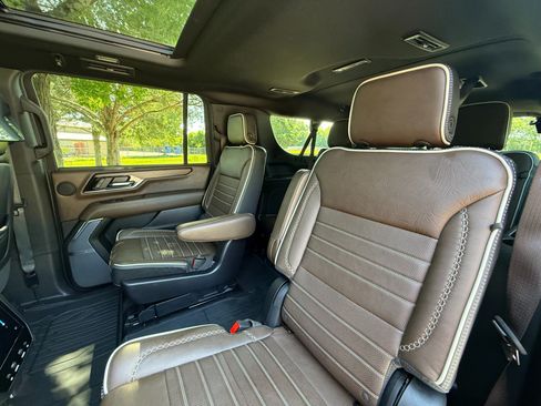 Used 2025 GMC Yukon XL Denali Ultimate w/ LPO, Floor Liner Package AWD/4WD image 15