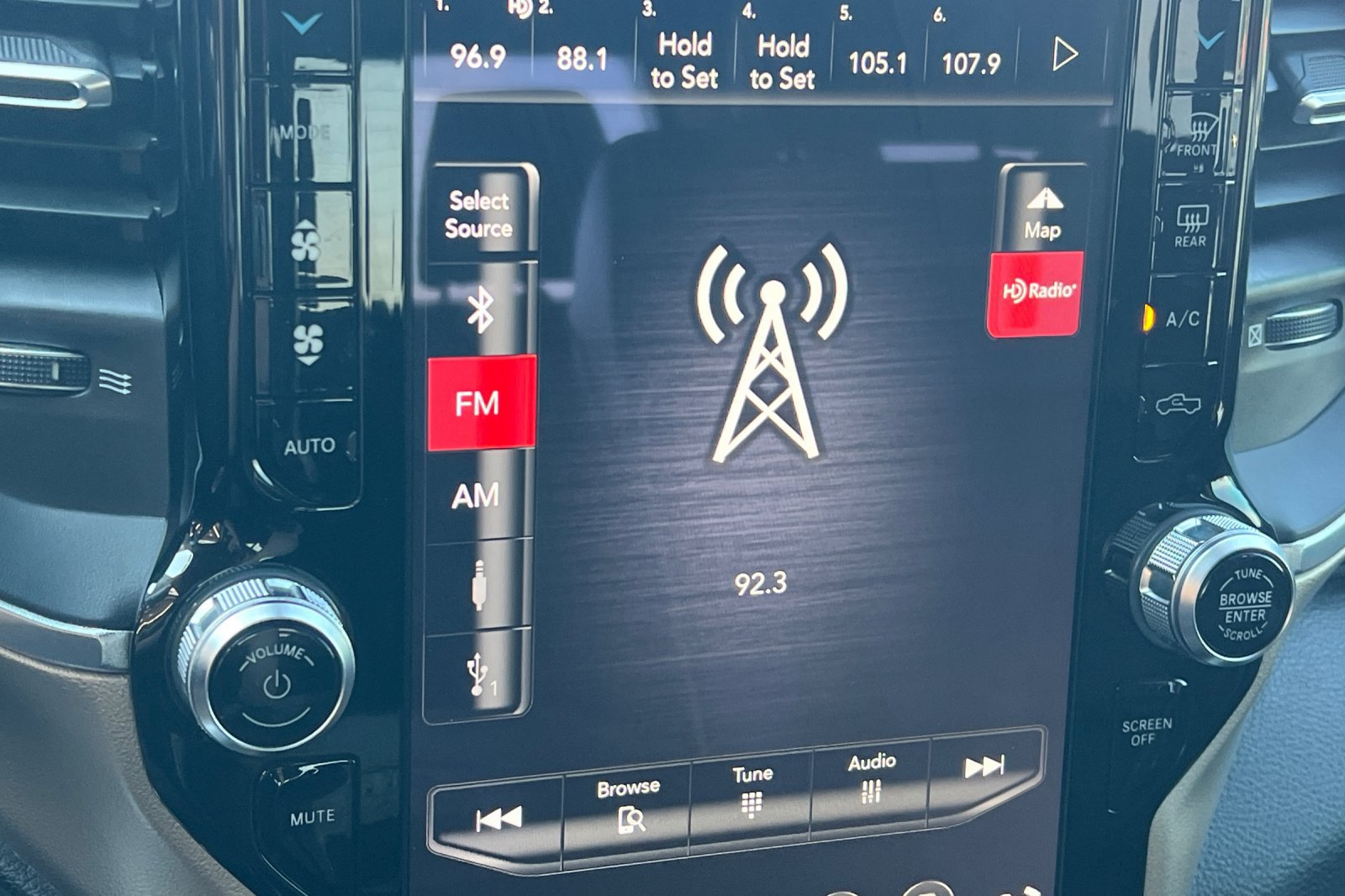 Used 2019 RAM 1500 Laramie AWD/4WD image 18