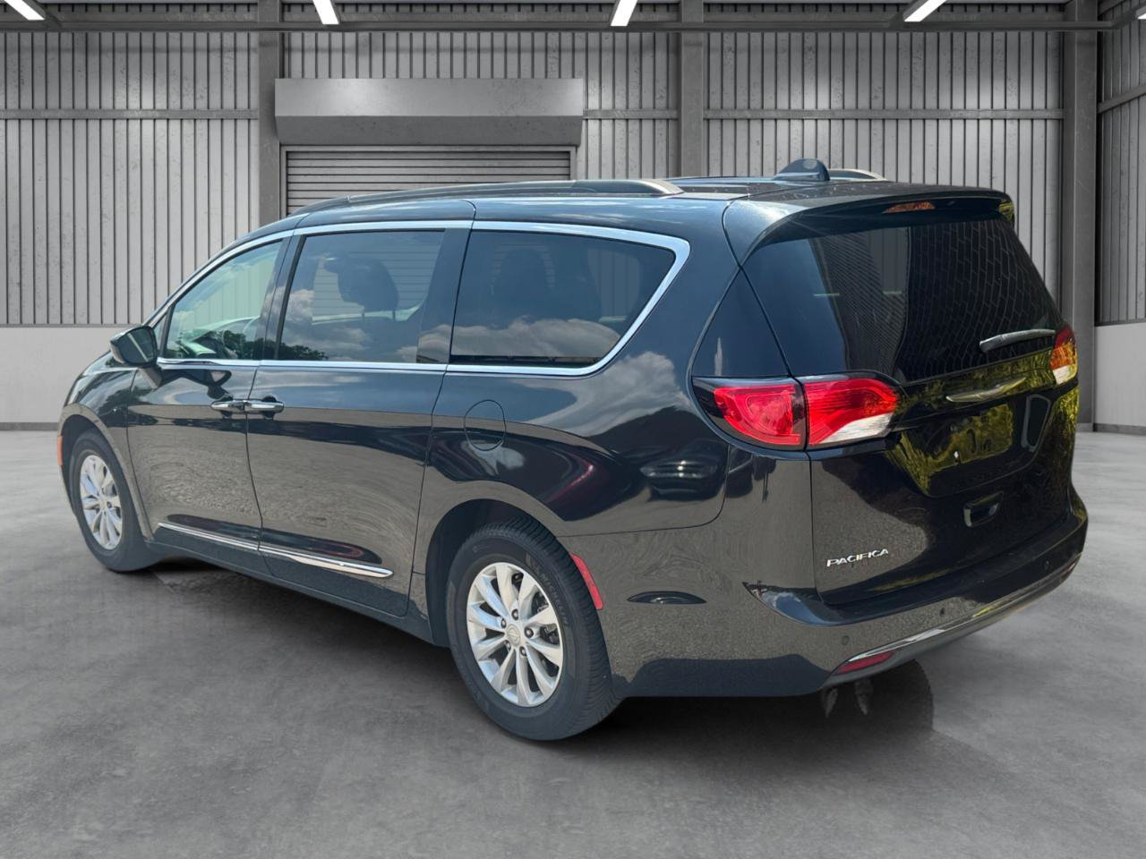 Used 2017 Chrysler Pacifica Touring-L FWD image 30