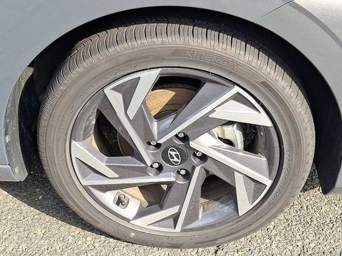 Used 2025 Hyundai Elantra SEL FWD image 9