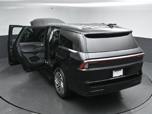Certified 2025 Lincoln Navigator Reserve AWD/4WD image 59