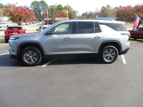 Used 2025 Chevrolet Traverse LT image 6
