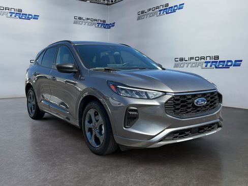 Used 2023 Ford Escape ST-Line w/ Tech Pack #1 FWD image 3