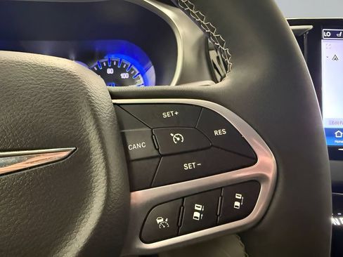 Used 2024 Chrysler Pacifica Touring-L FWD image 19
