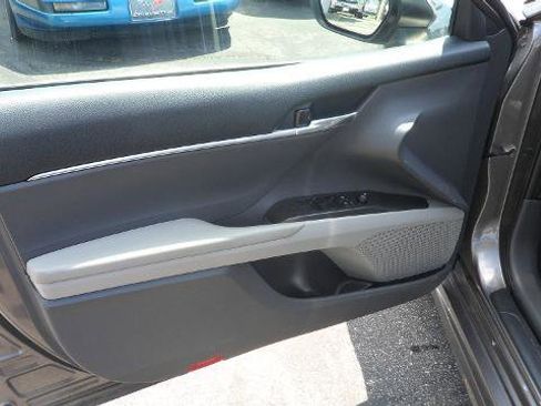 Used 2022 Toyota Camry SE image 12