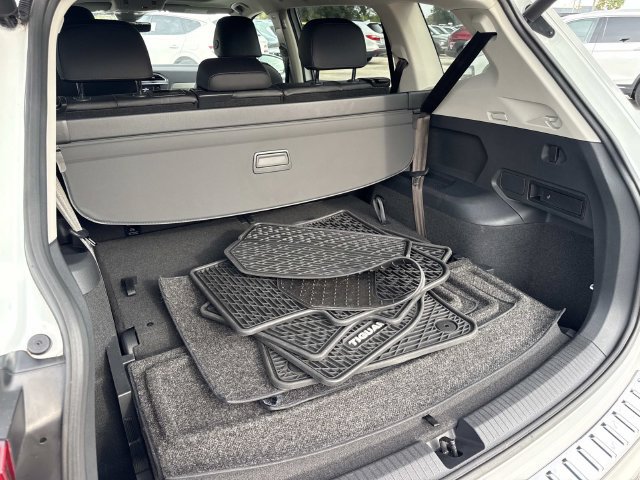 Used 2020 Volkswagen Tiguan SEL FWD image 11