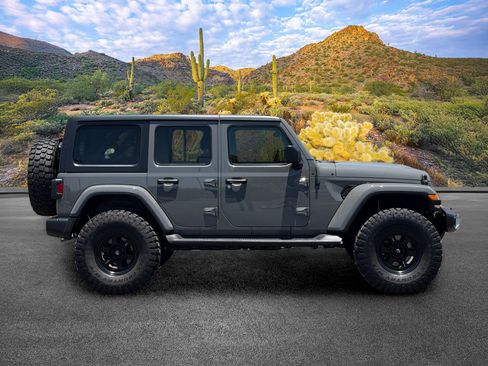 Used 2021 Jeep Wrangler Unlimited Sahara AWD/4WD image 3