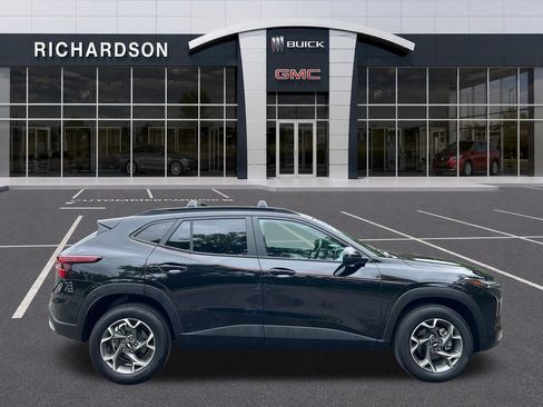 Used 2024 Chevrolet Trax LT w/ LT Convenience Package FWD image 6