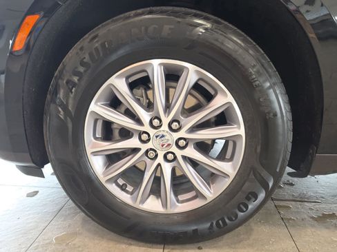 Used 2023 Buick Enclave Essence AWD/4WD image 12