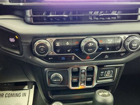 Used 2025 Jeep Wrangler Sahara image 17