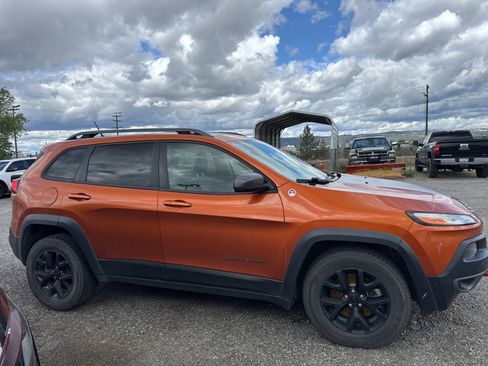 Used 2015 Jeep Cherokee Trailhawk w/ Leather Interior Group AWD/4WD image 5