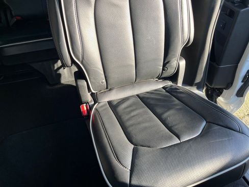 Used 2025 Chrysler Pacifica Limited image 42