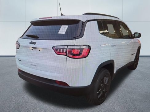 Used 2025 Jeep Compass Latitude w/ Convenience Group image 3