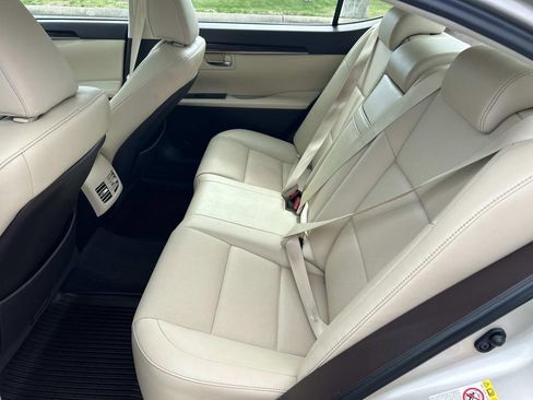 Used 2018 Lexus ES 350 w/ Navigation System Package image 19