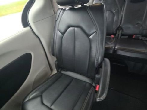 Used 2024 Chrysler Pacifica Touring-L FWD image 23