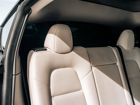 Used 2021 Tesla Model Y Long Range AWD/4WD image 37