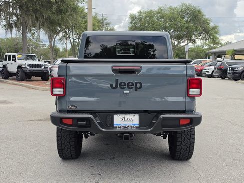 Used 2024 Jeep Gladiator Sport AWD/4WD image 4