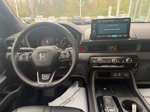 Used 2025 Honda Pilot TrailSport image 12