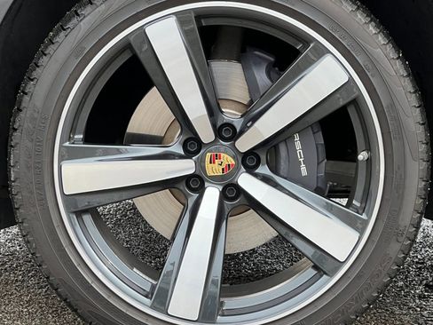 Certified 2025 Porsche Macan image 12