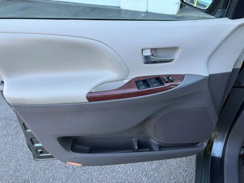 Used 2014 Toyota Sienna XLE AWD/4WD image 17