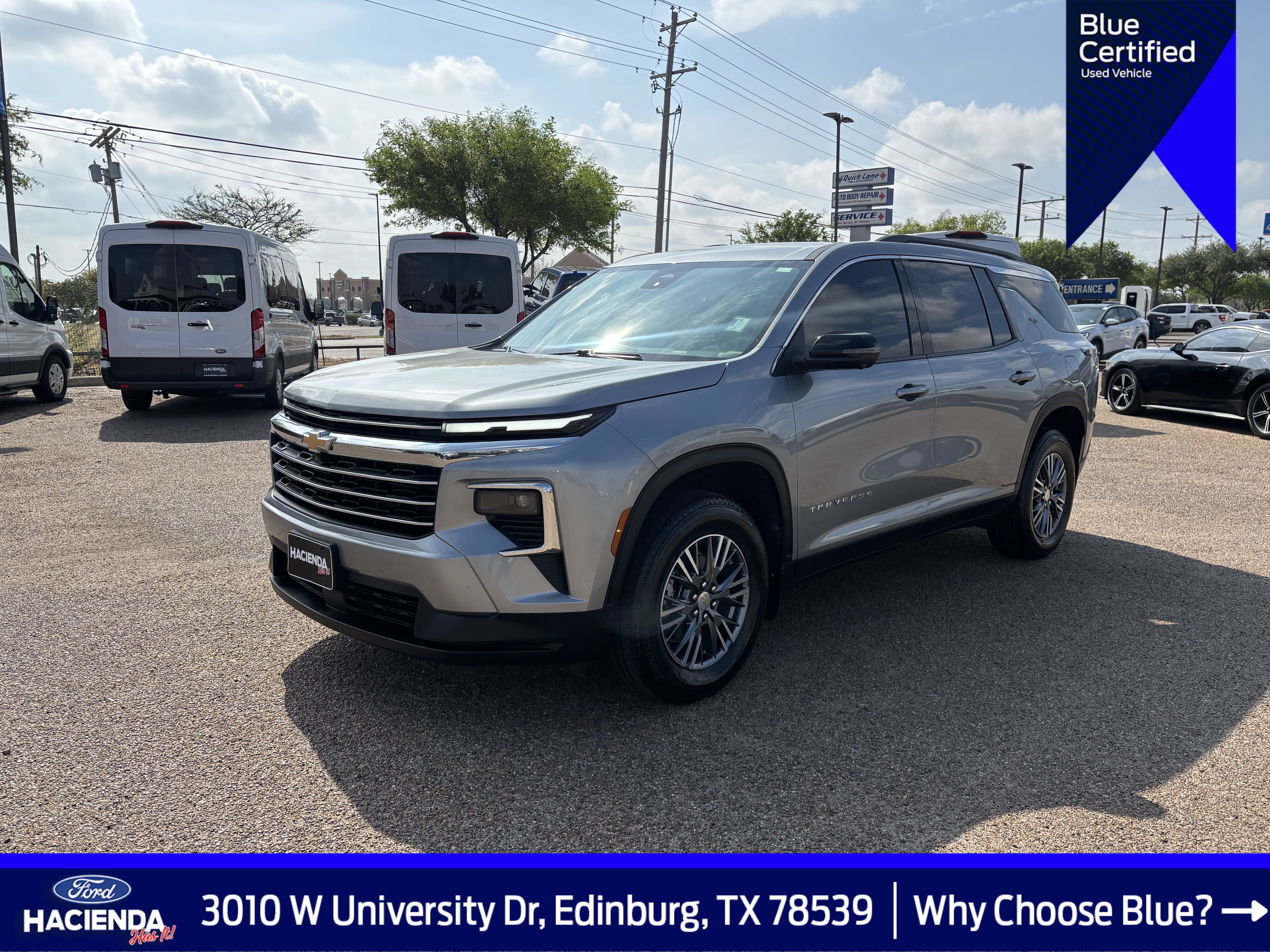 Used 2025 Chevrolet Traverse LT w/ Driver Confidence Package FWD image 1