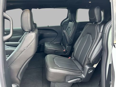 Used 2026 Chrysler Pacifica Select image 12