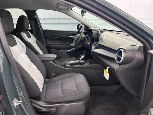 Used 2025 Chevrolet Trax LS w/ LS Convenience Package FWD image 32