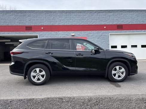 Used 2024 Toyota Highlander LE AWD/4WD image 2