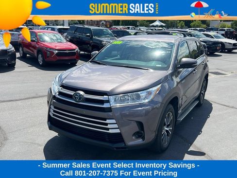 Used 2019 Toyota Highlander LE AWD/4WD image 2