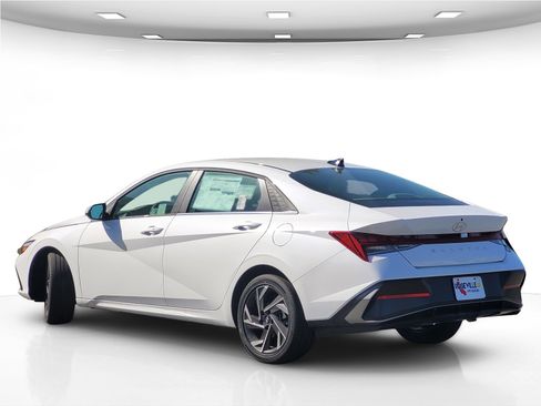 New 2025 Hyundai Elantra SEL image 5